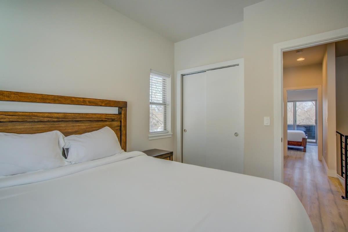 Casa de férias 4bd W Rooftop Patio Fire Pit & Mountain Views *