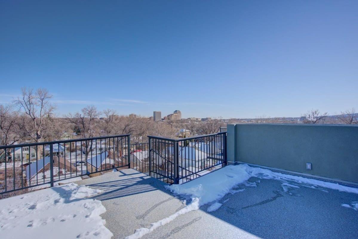 Casa de férias 4bd W Rooftop Patio Fire Pit & Mountain Views Colorado Springs